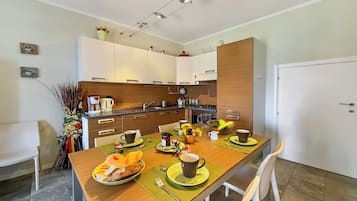 Apartamento família, 2 quartos, 2 banheiros, ao lado da montanha (Mansarda di Pianello) | Cozinha privada | Fogão, cooktop, lava-louças, cafeteira/chaleira
