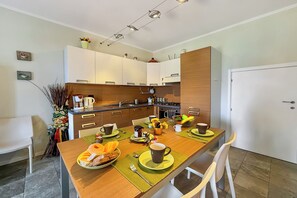 Apartamento familiar, varias habitaciones, 2 baños, junto a la montaña (Mansarda di Pianello) | Cocina privada | Horno, placa de cocina, lavavajillas y cafetera o tetera