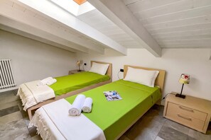 อพาร์ทเมนท์สำหรับครอบครัว, 2 ห้องนอน, 2 ห้องน้ำ, ติดภูเขา (Mansarda di Pianello) | 2 ห้องนอน, Wi-Fi, ผ้าปูที่นอน