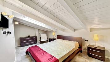 Apartamento família, 2 quartos, 2 banheiros, ao lado da montanha (Mansarda di Pianello) | 2 quartos, Wi-Fi (sobretaxa), roupa de cama