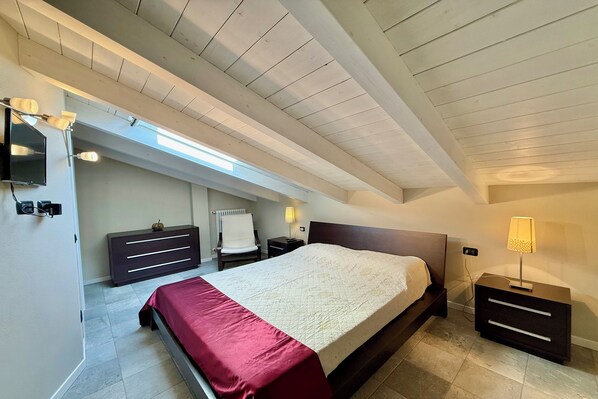 Appartement Familial, plusieurs chambres, 2 salles de bains, côté montagne (Mansarda di Pianello)