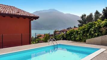 Apartamento família, 2 quartos, 2 banheiros, ao lado da montanha (Mansarda di Pianello) | Piscina | Piscina externa sazonal