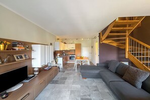 Apartamento familiar, varias habitaciones, 2 baños, junto a la montaña (Mansarda di Pianello) | Zona de estar | Televisión de 24 pulgadas con canales por satélite