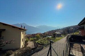 Appartement Familial, plusieurs chambres, 2 salles de bains, côté montagne (Mansarda di Pianello) | Vue depuis l’hébergement