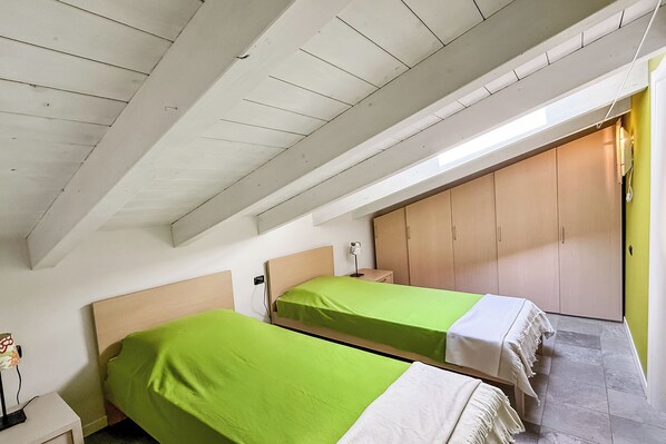 Apartamento familiar, varias habitaciones, 2 baños, junto a la montaña (Mansarda di Pianello) | 2 dormitorios, wifi, ropa de cama