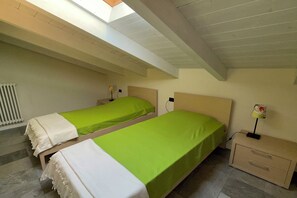 Appartement Familial, plusieurs chambres, 2 salles de bains, côté montagne (Mansarda di Pianello)