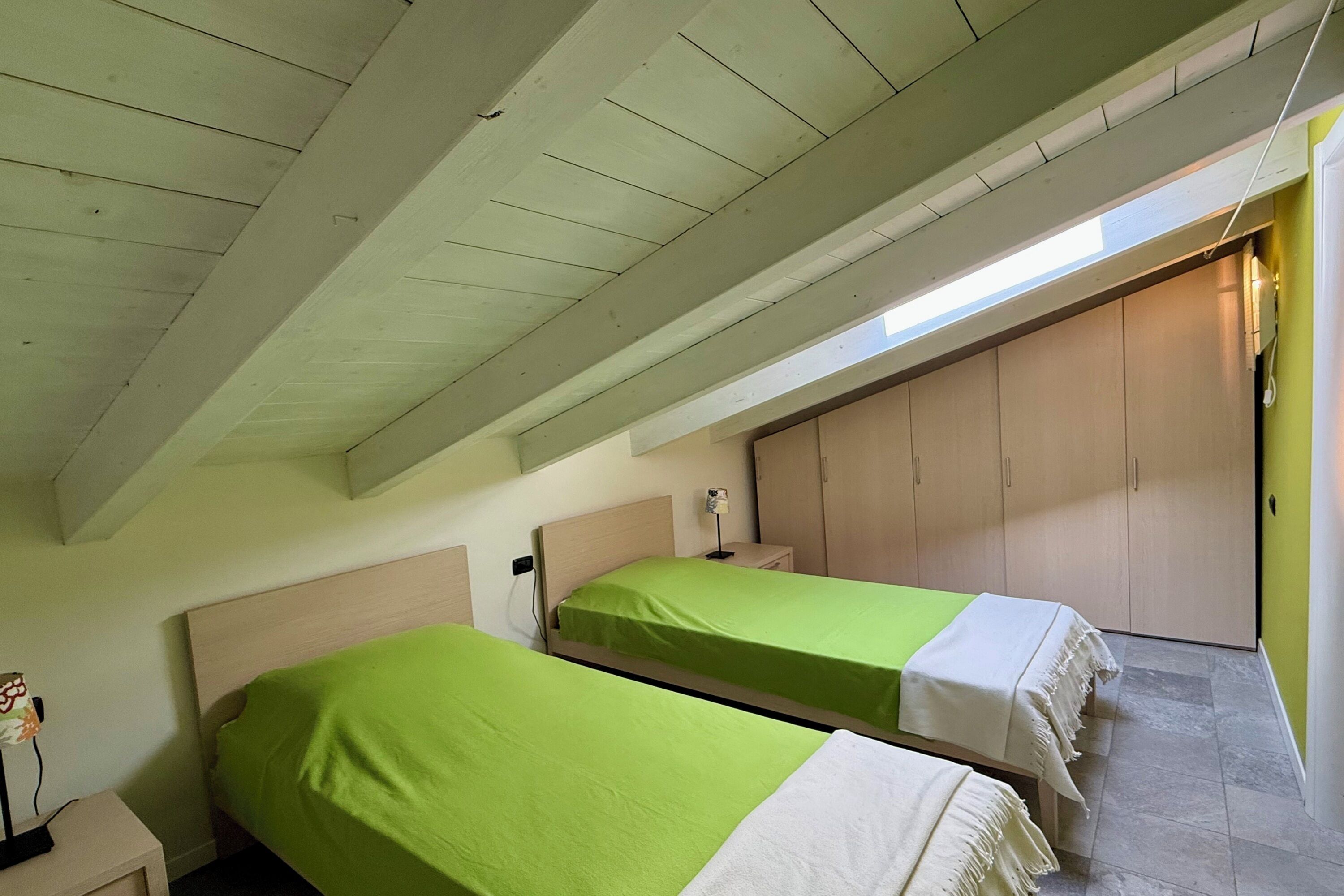 Family Apartment, Multiple Bedrooms, 2 Bathrooms, Mountainside (Mansarda di Pianello)