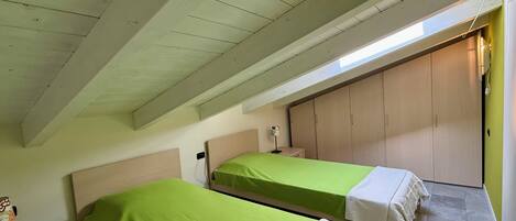 Apartament familiar, diversos dormitoris, 2 banys, al costat de la muntanya (Mansarda di Pianello) | 2 dormitoris, wifi i roba de llit