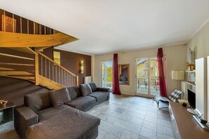 Family Apartment, Multiple Bedrooms, 2 Bathrooms, Mountainside (Mansarda di Pianello) | Living area | 24-inch TV with satellite channels