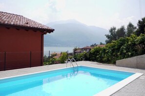 Een seizoensgebonden buitenzwembad