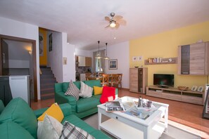 Familien-Stadtwohnung, Mehrere Betten, 2 Bäder, zum Garten hin (Casa Margareta) | Wohnzimmer | 24-Zoll-Flachbildfernseher mit Digitalempfang, Fernseher, DVD-Player