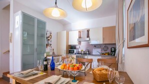 Nhà liên kế dành cho gia đình, nhiều giường, 2 phòng tắm, khu vực vườn (Casa Margareta) | Khu vực ăn uống tại phòng