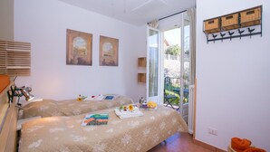 Nhà liên kế dành cho gia đình, nhiều giường, 2 phòng tắm, khu vực vườn (Casa Margareta) | 3 phòng ngủ, truy cập Internet không dây (phụ phí), bộ trải giường 