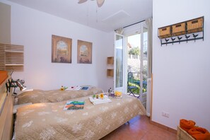 Family Townhome, Multiple Beds, 2 Bathrooms, Garden Area (Casa Margareta)