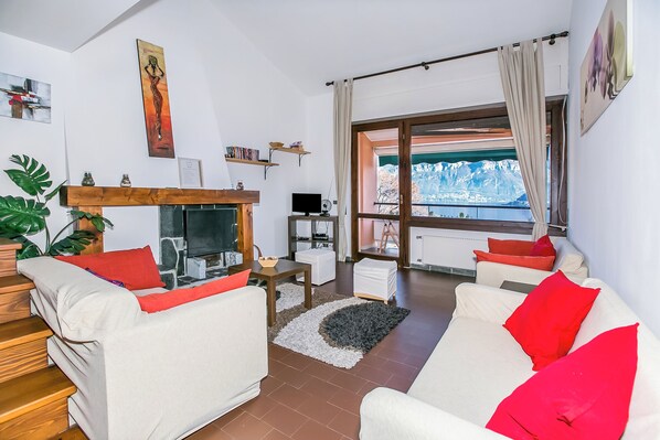 Appartement familial, 3 chambres, 2 salles de bains, côté montagne (Cadenabbia Fantastico) | Aire de séjour | Téléviseur à écran plat de 21 po avec télévision numérique, téléviseur
