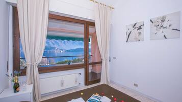 Family Apartment, Multiple Bedrooms, 2 Bathrooms, Mountainside (Cadenabbia Fantastico) | 3 bedrooms, iron/ironing board, WiFi, bed sheets