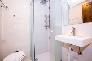 Family Apartment, 3 Bedrooms, 2 Bathrooms, Mountainside (Cadenabbia Fantastico) | Bathroom | Combined shower/tub, hair dryer, bidet, towels