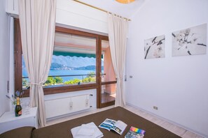 Family Apartment, 3 Bedrooms, 2 Bathrooms, Mountainside (Cadenabbia Fantastico) | 3 bedrooms, iron/ironing board, bed sheets