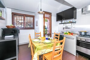 Appartement familial, 3 chambres, 2 salles de bains, côté montagne (Cadenabbia Fantastico) | Cuisine privée | Réfrigérateur, four à micro-ondes, un four, surface de cuisson