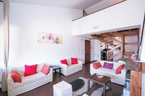 Family Apartment, Multiple Bedrooms, 2 Bathrooms, Mountainside (Cadenabbia Fantastico) | Living area | 21-inch flat-screen TV with cable channels, TV, fireplace - Cadenabbia Fantastico (Griante)