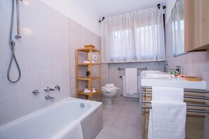Family Apartment, Multiple Bedrooms, 2 Bathrooms, Mountainside (Cadenabbia Fantastico) | Bathroom