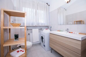 Family Apartment, Multiple Bedrooms, 2 Bathrooms, Mountainside (Cadenabbia Fantastico) | Bathroom