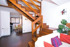 Appartement familial, 3 chambres, 2 salles de bains, côté montagne (Cadenabbia Fantastico) | Aire de séjour | Téléviseur à écran plat de 21 po avec télévision numérique, téléviseur