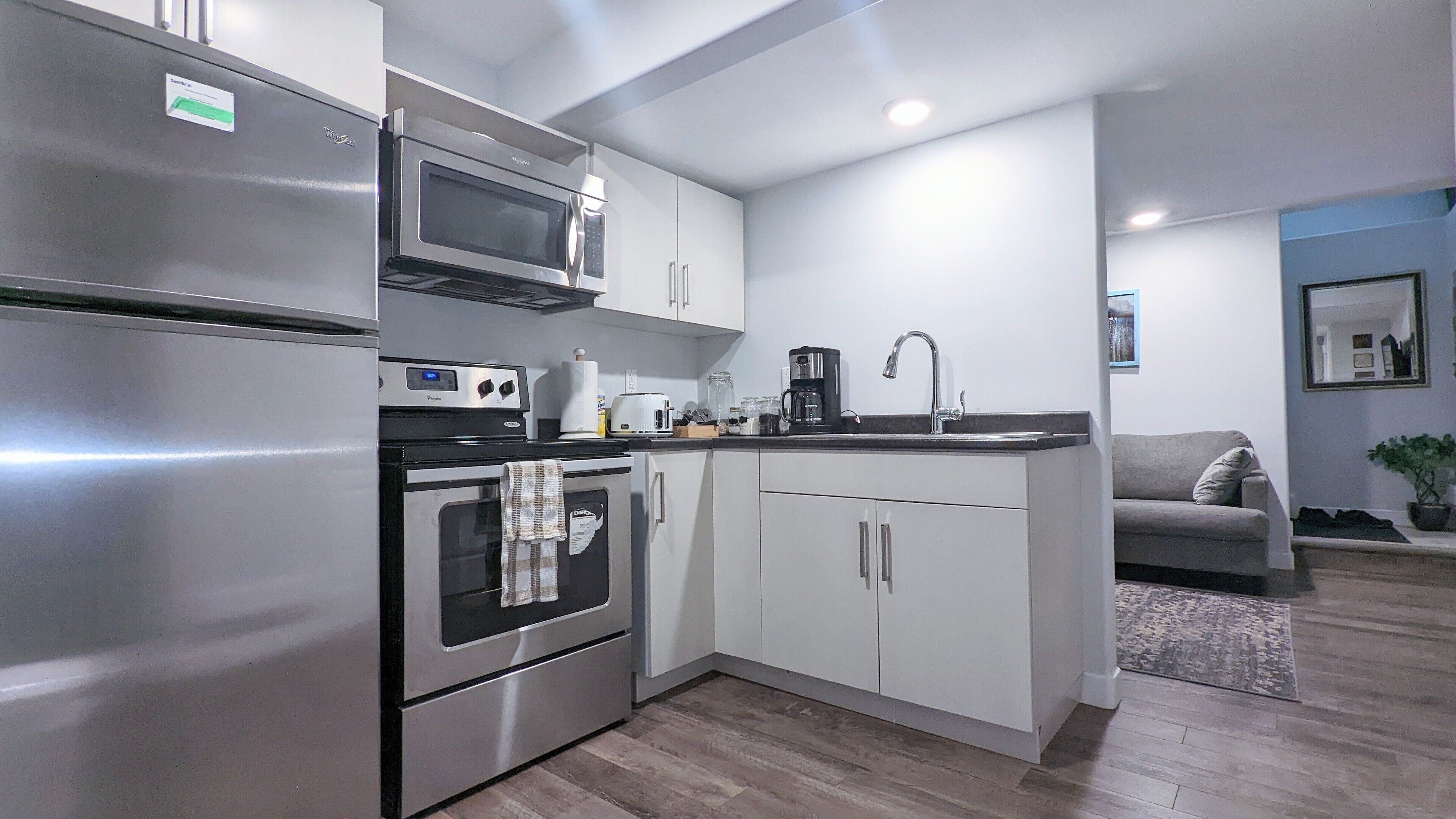 Kjøleskap, mikrobølgeovn, ovn og kokeplater