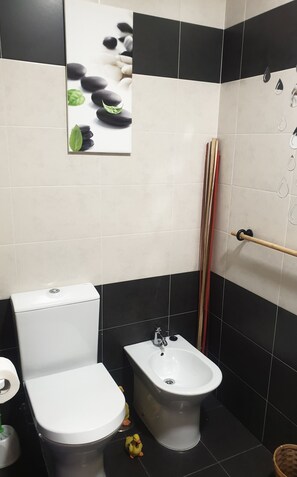 Bañera, artículos de higiene personal gratuitos, secador de pelo y bidé