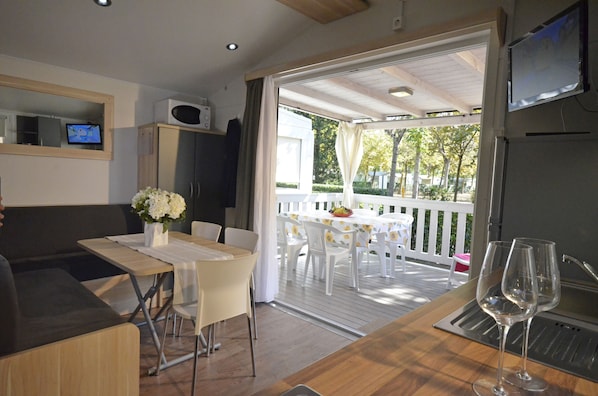 Mobile Unterkunft, 3 Schlafzimmer | Wohnbereich | 25-Zoll-Fernseher mit Kabelempfang