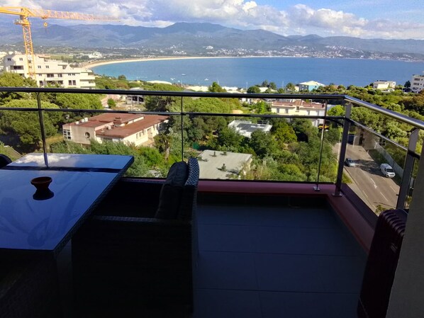 Outdoor dining - T2 apartment, sea view, at the entrance to Ajaccio. (Ajaccio)
