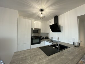 Fridge, microwave, oven, stovetop - T2 apartment, sea view, at the entrance to Ajaccio. (Ajaccio)