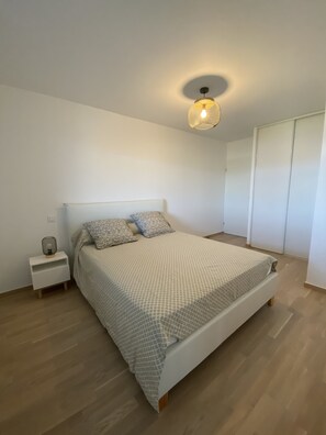 1 habitación, tabla de planchar con plancha, wifi y ropa de cama 