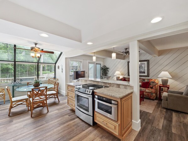 Refrigerador, microondas, horno y parrilla de estufa 