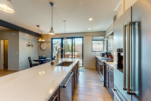 Family-friendly home near town with a private hot tub, balcony, & gas fireplace