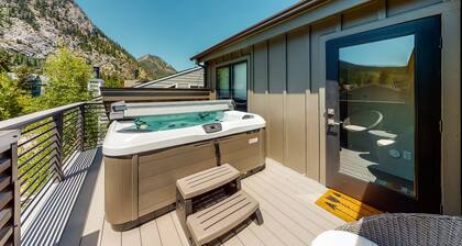 Family-friendly home near town with a private hot tub, balcony, & gas fireplace