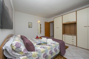 Appartement Familial, plusieurs lits, 2 salles de bains, côté jardin (Antico Ulivo) | 4 chambres, Wi-Fi, draps fournis