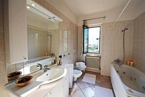 Appartement Familial, plusieurs lits, 2 salles de bains, cÎté jardin (Antico Ulivo) | Salle de bain | Ensemble douche/baignoire, douche à « effet pluie », sÚche-cheveux