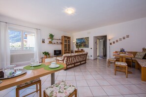 Appartamento familiare, 1 letto matrimoniale con divano letto, lato giardino (Giardino Fiorito) | Area soggiorno | TV 24 pollici con canali digitali