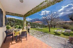 Appartamento familiare, 1 letto matrimoniale con divano letto, lato giardino (Giardino Fiorito) | Terrazza/patio