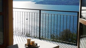 Ein Balkon mit Blick auf einen See und Berge.