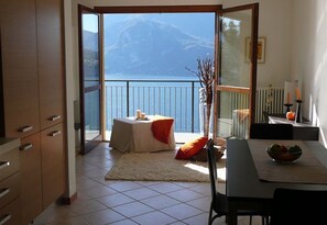 Familienapartment, Mehrere Betten, 2 Bäder, Bergseite (Vista d'Oro Ulivo Apt. 8/10) | Wohnbereich | 24-Zoll-Fernseher mit Digitalempfang