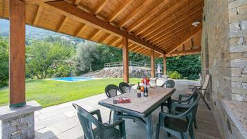 Familienvilla, 5 Schlafzimmer, Bergseite (Villa Louise) | Speisen im Freien