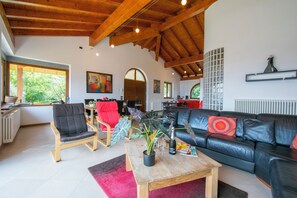 Villa Familiale, plusieurs chambres, côté montagne (Villa Louise) | Coin séjour | Télévision à écran plat de 24 pouces avec chaînes par satellite