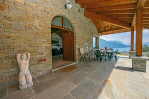 Familienvilla, Mehrere Schlafzimmer, Bergseite (Villa Louise) | Speisen im Freien