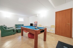 Villa familiare, camere multiple, lato montagna (Villa Louise) | Area soggiorno | TV a schermo piatto 24 pollici con canali satellitari, TV