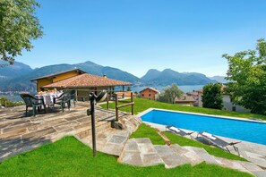 Una piscina al aire libre de temporada
