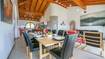 Villa familiare, camere multiple, lato montagna (Villa Louise) | Area soggiorno | TV a schermo piatto 24 pollici con canali satellitari, TV