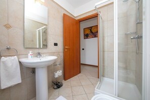 Family Villa, Multiple Bedrooms, Mountainside (Villa Louise) | Bathroom | Separate tub and shower, rainfall showerhead, hair dryer, bidet - Villa Louise (San Siro)