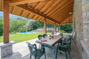 Villa familiar, varias habitaciones, junto a la montaña (Villa Louise) | Restaurante al aire libre